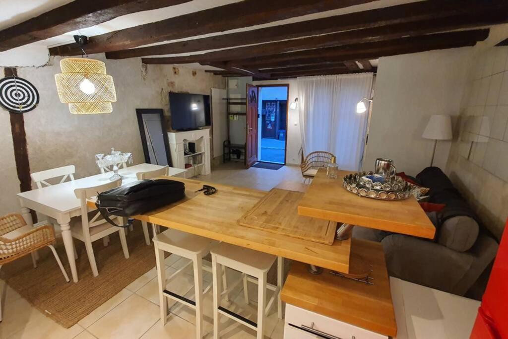 MAISON GÎTE ENTIER EN HYPER HYPER CENTRE AUX COEUR DES HALLES de TOURS de 2 à 7 PERSONNES Tours Exterior foto